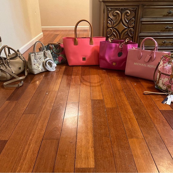 Dooney & Bourke beautiful hydrangea print wristlet pouch brand new with tags - Picture 12 of 12